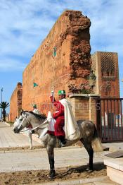 Image du Maroc Professionnelle de  Deux cavaliers de la garde royale devant l'entrée de l'esplanade de la mosquée (Tour Hassan) qui fît construite à la fin du XIIe siècle par le Sultan Yacoub el Mansour (dynastie Almohade) désireux de construire la plus grande mosquée du monde doté de 400 colonnes, la construction n’a pas été achevé suite à la mort du sultan en 1199, La tour Hassan est le symbole de Rabat son esplanade abrite le Mausolée Mohammed V de Rabat, Jeudi 1er Mars 2007. (Photo / Abdeljalil Bounhar)